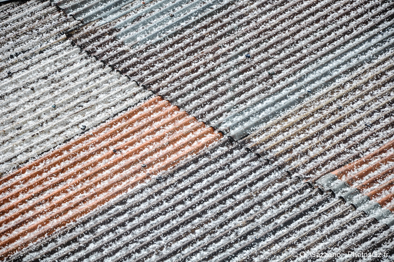 Grêle sur un toit en tôle / Népal